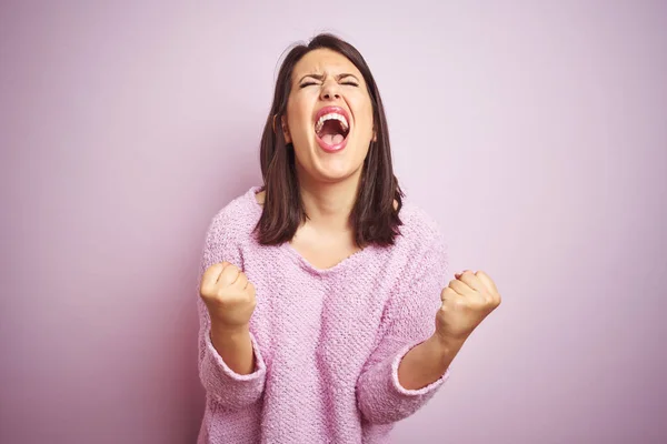 Joven Hermosa Morena Vistiendo Suéter Sobre Fondo Rosa Aislado Muy —  Fotos de Stock