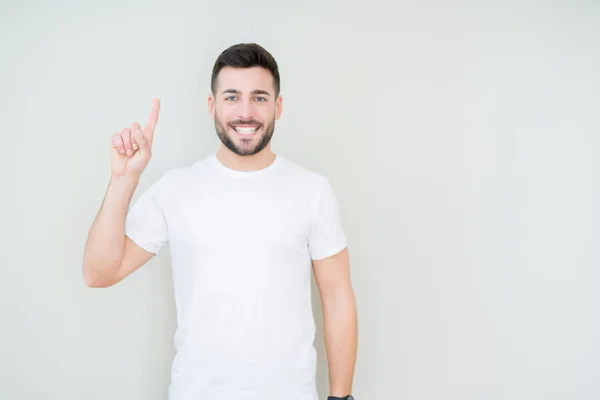 Joven Hombre Guapo Con Camiseta Blanca Casual Sobre Fondo Aislado — Foto de Stock