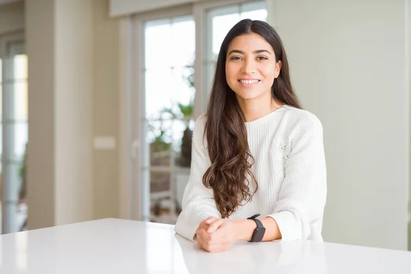 Joven Mujer Hermosa Casa Mesa Blanca Con Una Sonrisa Feliz — Foto de Stock