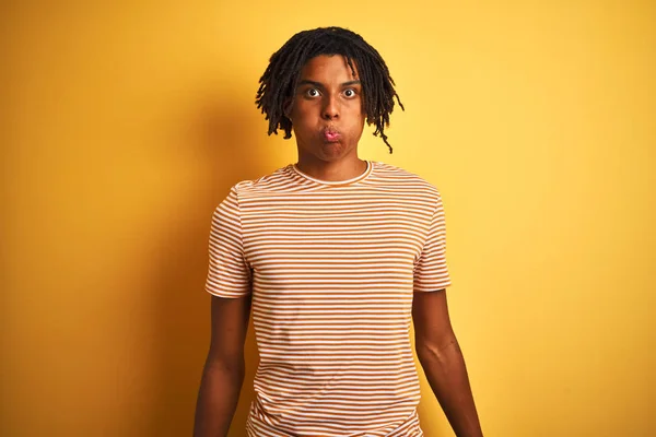 Homem Afro Com Dreadlocks Vestindo Shirt Listrada Sobre Fundo Amarelo — Fotografia de Stock