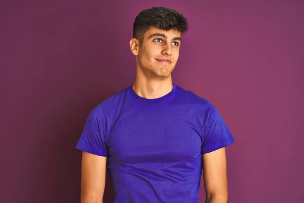 Homem Indiano Jovem Vestindo Camiseta Sobre Fundo Roxo Isolado Sorrindo — Fotografia de Stock