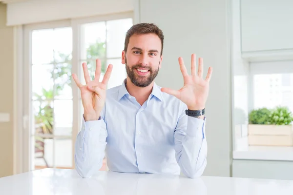 英俊的商人显示和指着手指9号 同时微笑自信和快乐 — 图库照片