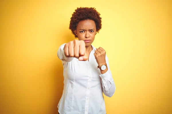 African American Business Kobieta Białym Tle Żółty Wykrawania Pięść Walki — Zdjęcie stockowe