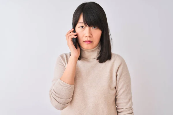 Jonge Mooie Chinese Vrouw Praten Smartphone Geïsoleerde Witte Achtergrond Met — Stockfoto