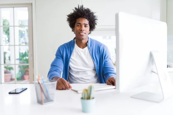 コンピュータを使用して働くアフリカ系アメリカ人男性 — ストック写真