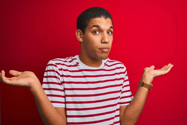 Junger Gutaussehender Arabischer Mann Gestreiftem Shirt Vor Isoliertem Roten Hintergrund — Stockfoto