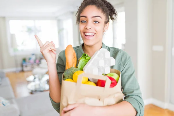 Afrikaans Amerikaans Meisje Die Papieren Tas Van Boodschappen Van Supermarkt — Stockfoto