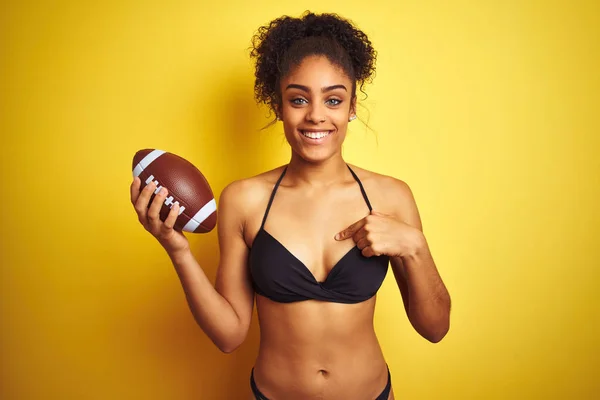 Afroamerikanerin Urlaub Bikini Beim Rugby Spielen Auf Isoliertem Gelben Hintergrund — Stockfoto