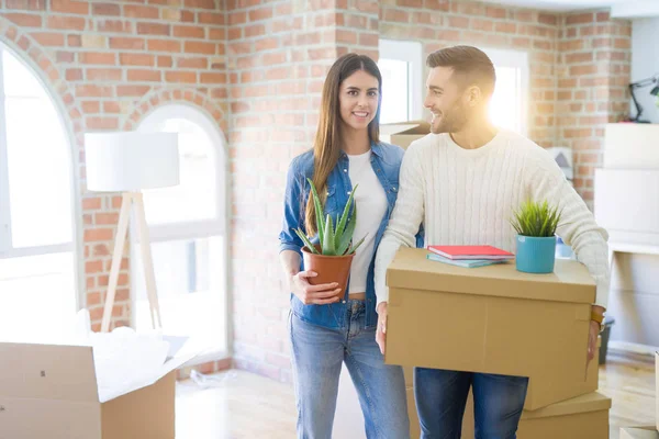 Güzel genç çift yeni bir eve hareket, mutlu Hold gülümseyen