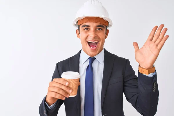 Jovem Arquiteto Bonito Homem Vestindo Capacete Beber Café Sobre Fundo — Fotografia de Stock