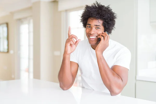 Afričan Americký Obchodní Muž Který Mluvil Telefonu Byl Překvapen Myšlenkou — Stock fotografie