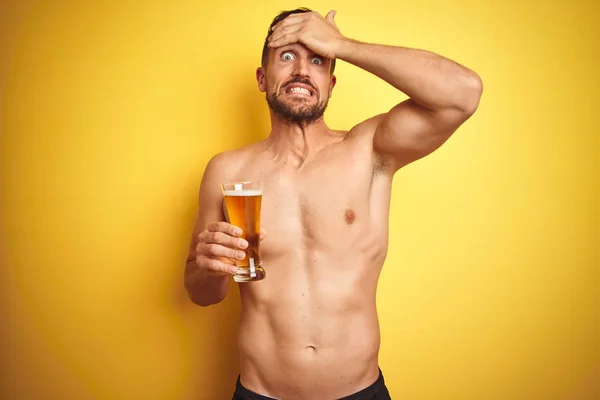 Jonge Knappe Shirtless Man Drinken Een Pint Bier Geïsoleerde Gele — Stockfoto