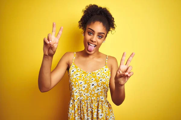 Afro Amerikaanse Vrouw Het Dragen Van Casual Bloemen Jurk Staande — Stockfoto