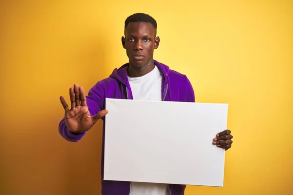 Homme Afro Américain Tenant Bannière Debout Sur Fond Jaune Isolé — Photo