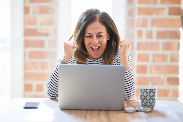 Mujer Mayor Mediana Edad Sentada Mesa Casa Trabajando Usando Computadora — Foto de Stock