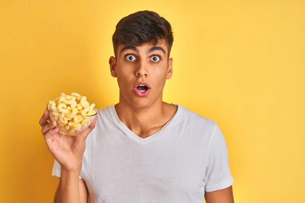 Joven Hombre Indio Sosteniendo Tazón Con Maíz Extruido Pie Sobre — Foto de Stock