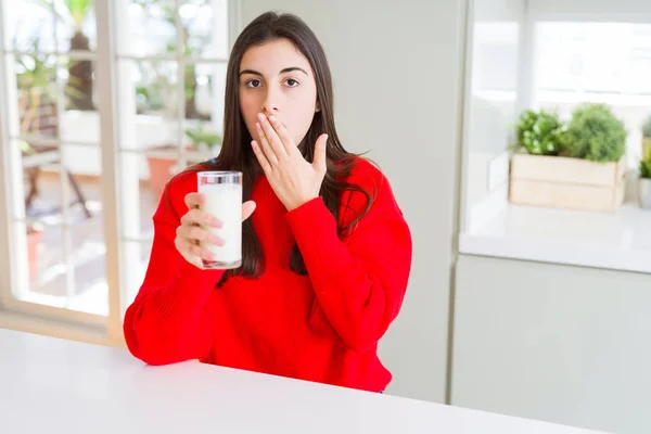 Красива Молода Жінка Склянку Свіжого Молока Прикриваючи Рот Рукою Шокованою — стокове фото