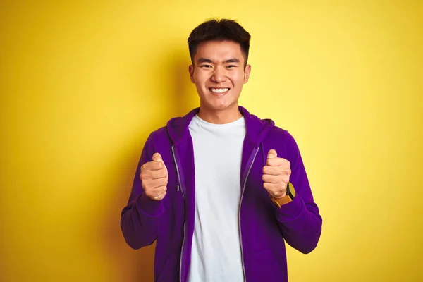 Молода Азіатська Китайська Людина Носить Фіолетовий Толстовка Стоячи Над Ізольованою — стокове фото