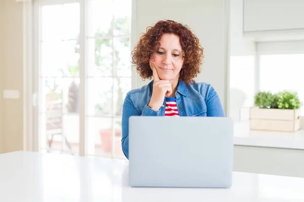 Mulher Sênior Trabalhando Usando Computador Laptop Rosto Sério Pensando Questão — Fotografia de Stock