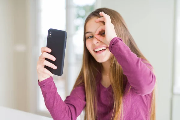 Hermosa Niña Joven Enviando Mensaje Usando Teléfono Inteligente Con Cara — Foto de Stock