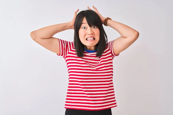Jovem Mulher Chinesa Bonita Vestindo Camiseta Listrada Vermelha Sobre Fundo — Fotografia de Stock