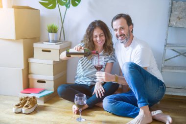 Orta yaş Senior romantik çift içinde aşk oturma üzerinde the Apartme