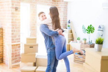 Güzel genç çift aşık gülümsüyor