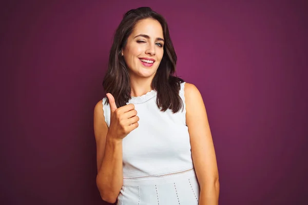 Mujer Hermosa Joven Con Vestido Blanco Pie Sobre Fondo Aislado — Foto de Stock