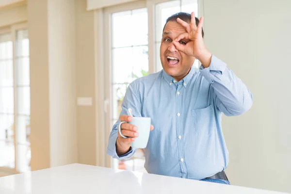 Hombre Mediana Edad Bebiendo Café Mañana Casa Con Cara Feliz —  Fotos de Stock