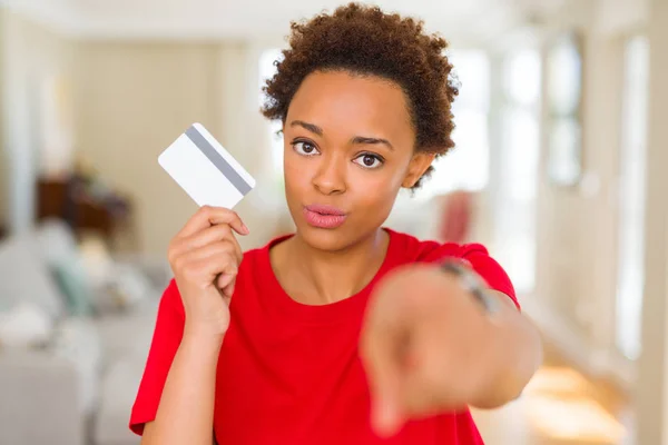 Junge Afrikanisch Amerikanische Frau Mit Kreditkarte Zeigt Mit Dem Finger — Stockfoto