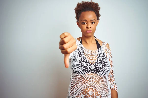 Молодая Африканская Американка Афроволосами Бикини Белом Изолированном Фоне Выглядящая Несчастной — стоковое фото