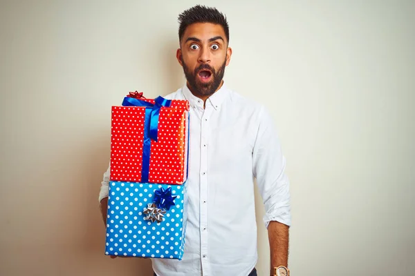 Jonge Arabische Indiase Spaanse Man Holding Verjaardagsgiften Staande Geïsoleerde Witte — Stockfoto
