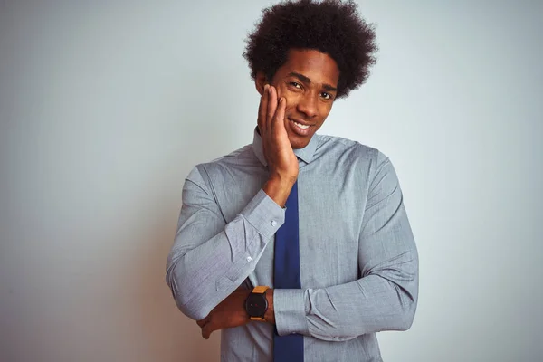 Amerikanischer Geschäftsmann Mit Afro Haaren Hemd Und Krawatte Über Isoliertem — Stockfoto