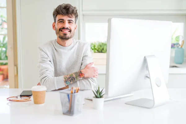 Hombre Joven Que Trabaja Usando Computadora Cara Feliz Sonriendo Con —  Fotos de Stock