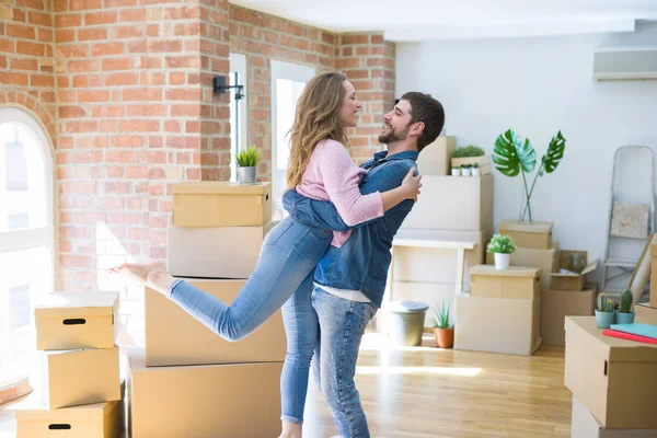 Junges Schönes Verliebtes Paar Feiert Umzug Ein Neues Zuhause Rund — Stockfoto