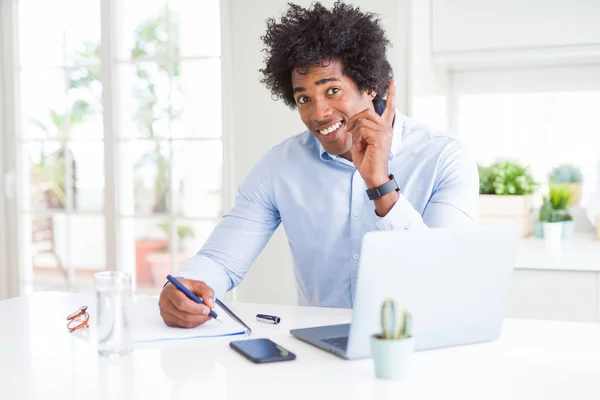 Uomo Affari Afroamericano Che Lavora Scrivendo Taccuino Sorpreso Idea Una — Foto Stock