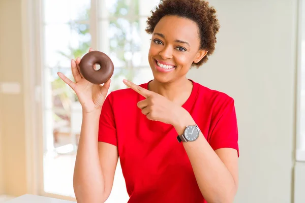 Joven Afroamericana Americana Comiendo Donut Chocolate Muy Feliz Señalando Con — Foto de Stock