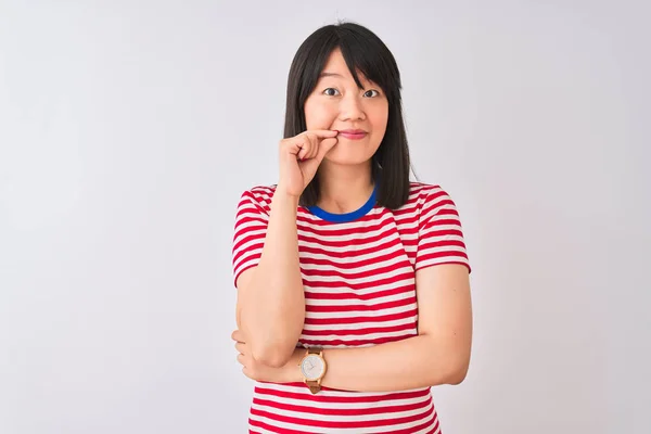 Jonge Mooie Chinese Vrouw Dragen Rood Gestreepte Shirt Geïsoleerde Witte — Stockfoto