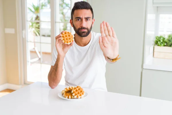 Όμορφος Ισπανικός Άνθρωπος Που Τρώει Γλυκά Βέλγικα Ζύμη Ανοιχτό Χέρι — Φωτογραφία Αρχείου