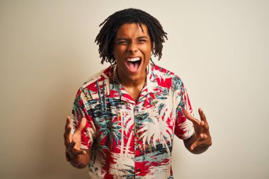 Tatil üzerinde dreadlocks ile Afro adam izole beyaz arka plan üzerine yaz gömlek giyiyor deli ve silah ile başarı için deli kutluyor kaldırdı ve heyecanlı çığlık kapalı gözleri. Kazanan kavramı