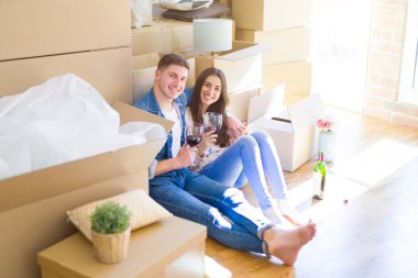 Güzel genç çift aşık gülümsüyor