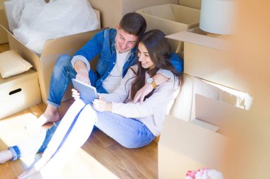 Güzel genç çift aşık gülümsüyor