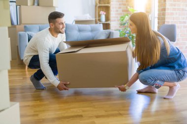 Güzel genç çift yeni bir eve hareket, büyük karton kutu tutarak