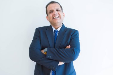 Orta yaş iş adamı kameraya gülümseyen 