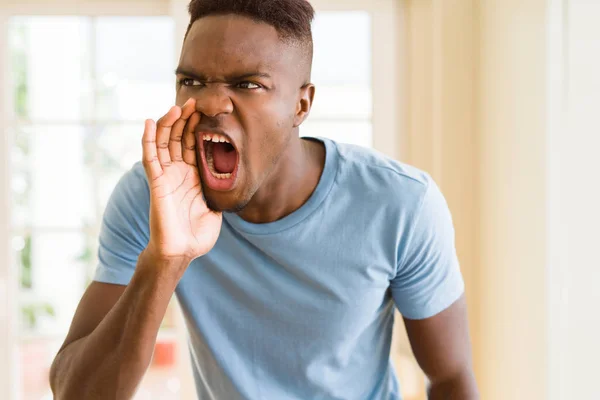 African American Man krzycząc z wściekłości, krzyczeć podekscytowany z ha — Zdjęcie stockowe