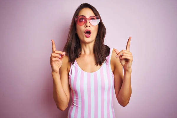 Mooie Vrouw Met Gestreepte Roze Badpak Hartvormige Zonnebril Roze Achtergrond — Stockfoto