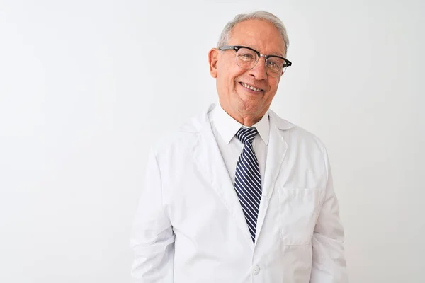 Homem Cientista Cabelos Grisalhos Sênior Vestindo Casaco Sobre Fundo Branco — Fotografia de Stock