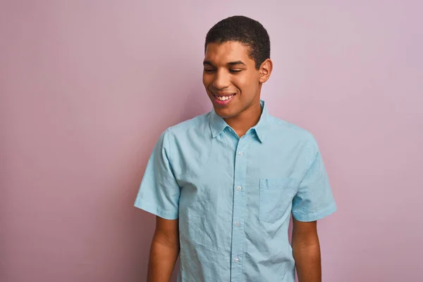 年轻的英俊阿拉伯男子穿着蓝色衬衫站在孤立的粉红色背景 看着一边面带微笑 脸上的笑容 自然的表情 笑自信 — 图库照片