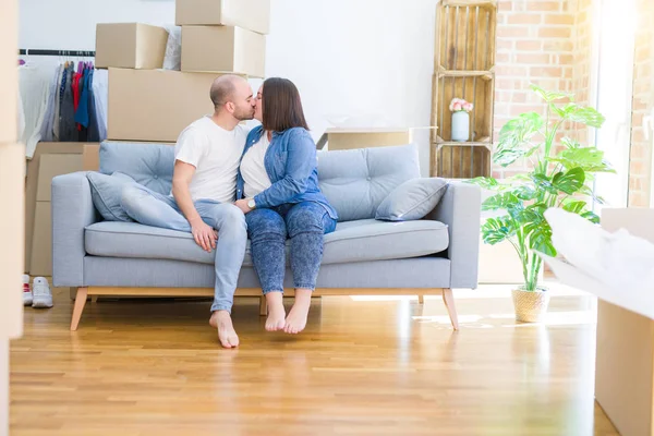 Молода пара в любові розслабляється і обіймається сидячи на дивані — стокове фото