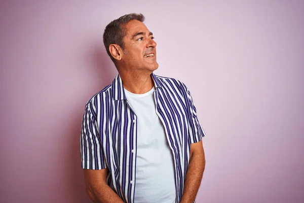 Schöner Mann Mittleren Alters Gestreiftem Hemd Vor Isoliertem Rosa Hintergrund — Stockfoto